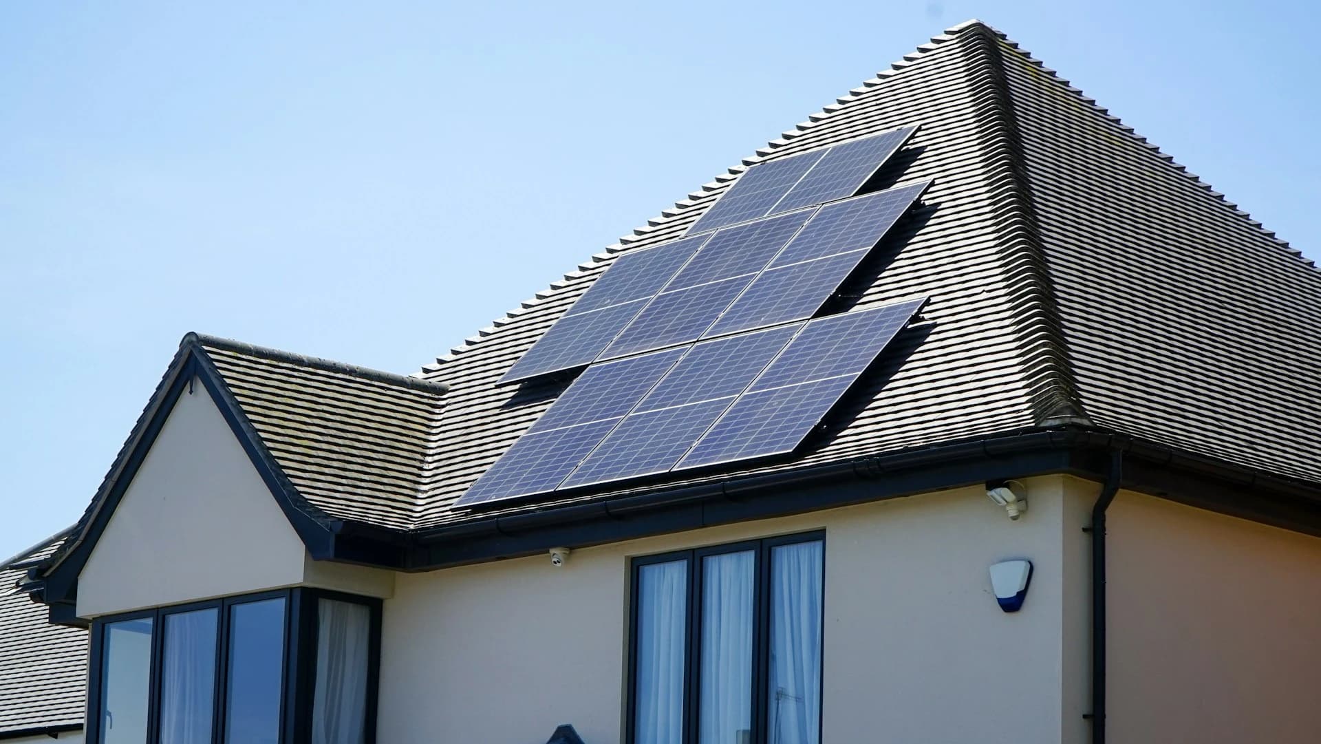 Maison avec panneaux solaires sur le toit